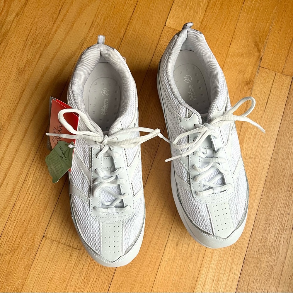 Danskin Now women’s sneakers size 9.5 white leather I-Net technology NWT